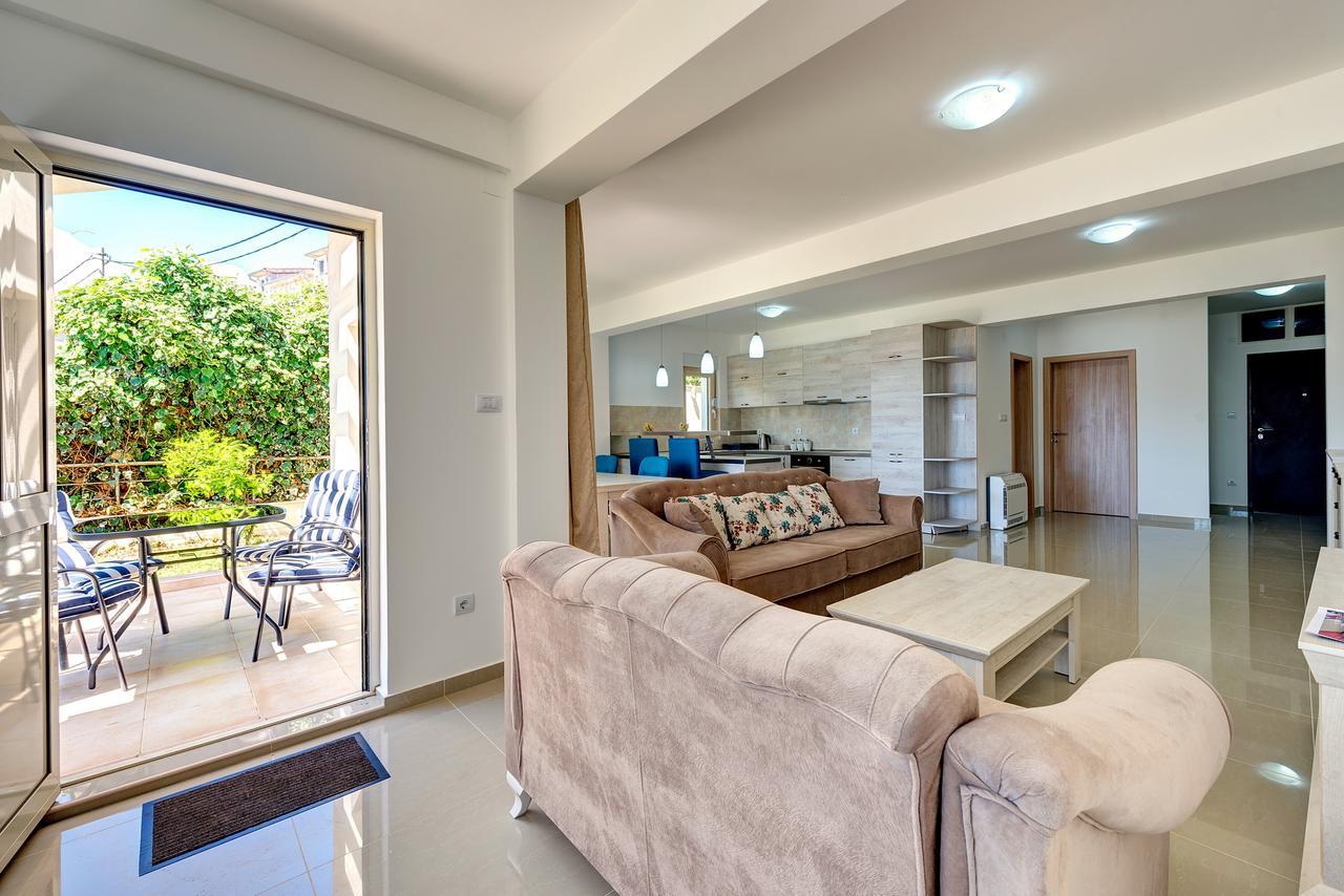 Apartments Villa Adriatic Тиват Экстерьер фото