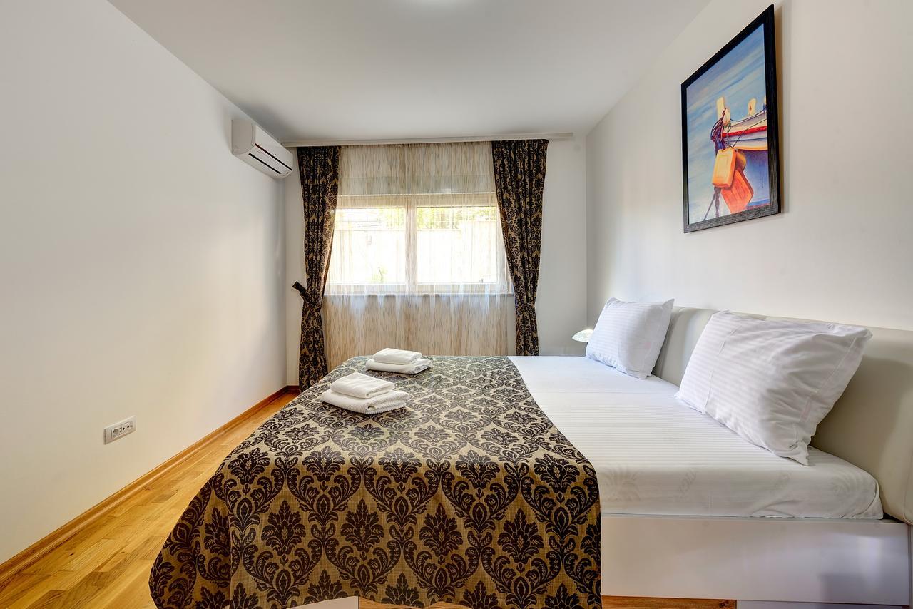 Apartments Villa Adriatic Тиват Экстерьер фото