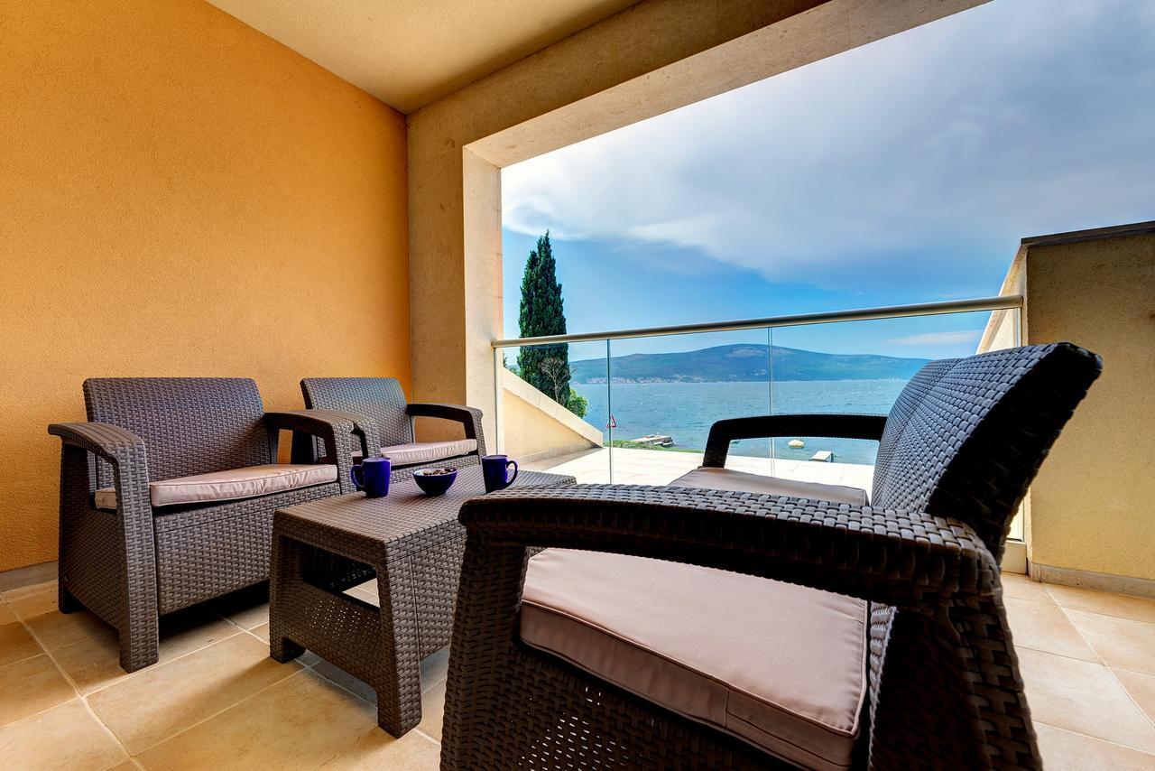 Apartments Villa Adriatic Тиват Экстерьер фото