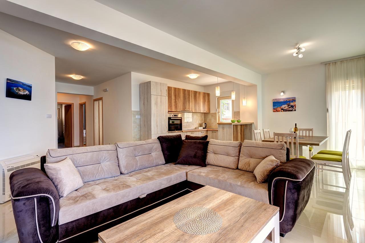 Apartments Villa Adriatic Тиват Экстерьер фото
